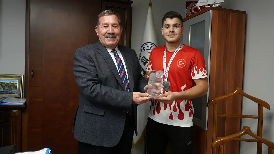 Milaslı Sporcu Sergen Donka'ya Başkan Topuz'dan Plaket