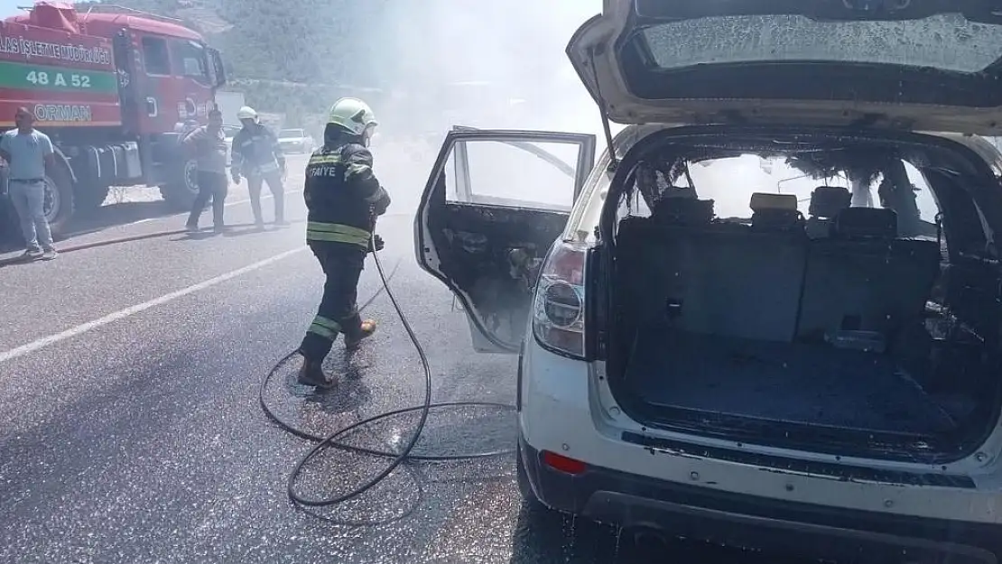 Milas'ta Araç Yangını Ormanlık Alana Sıçramadan Söndürüldü