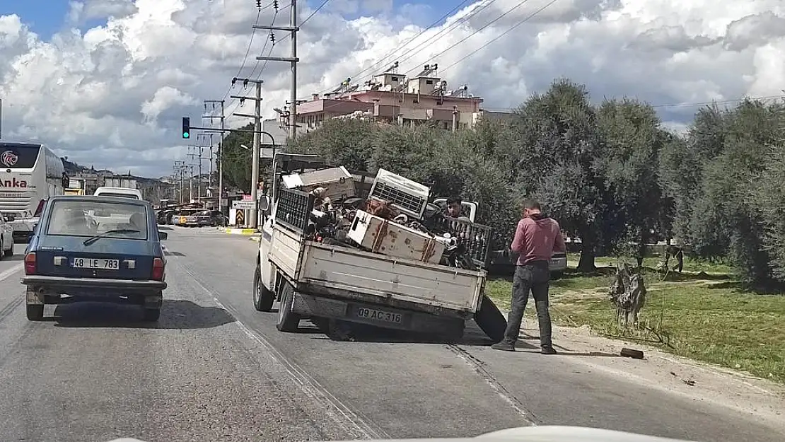 Milas’ta Hurda Yüklü Araçta Dingil Kırılması Trafikte Panik Yarattı