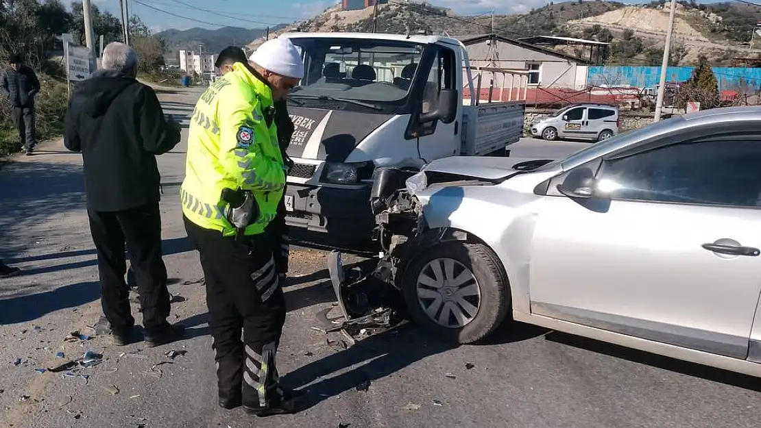 Milas’ta İki Araç Kafa Kafaya Çarpıştı