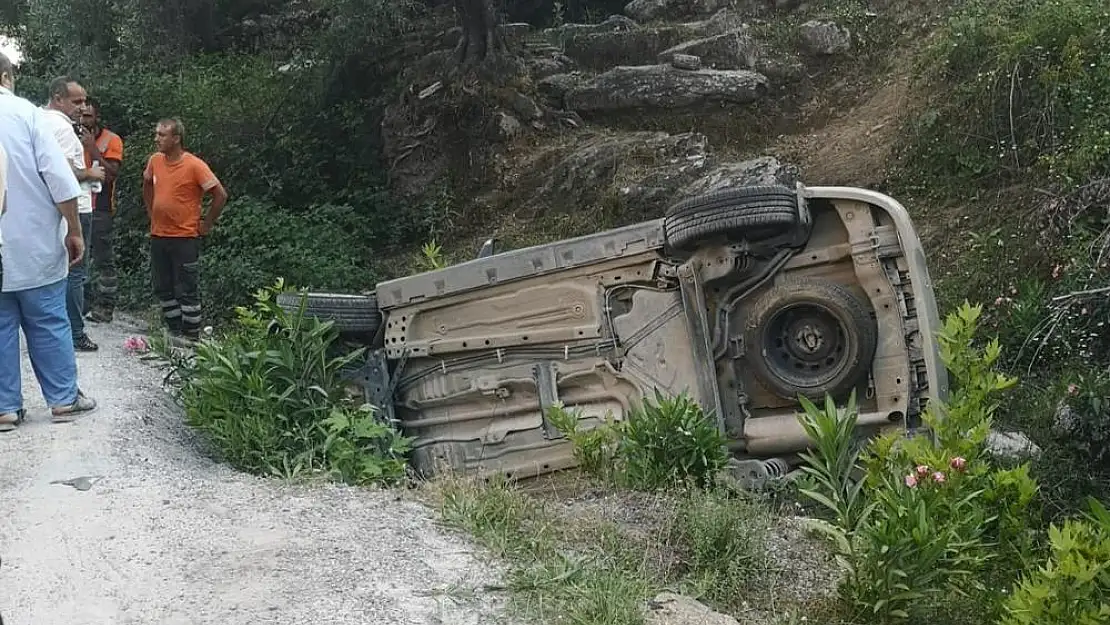 Şarampole Devrilen Kamyonetten Yara Almadan Kurtuldu