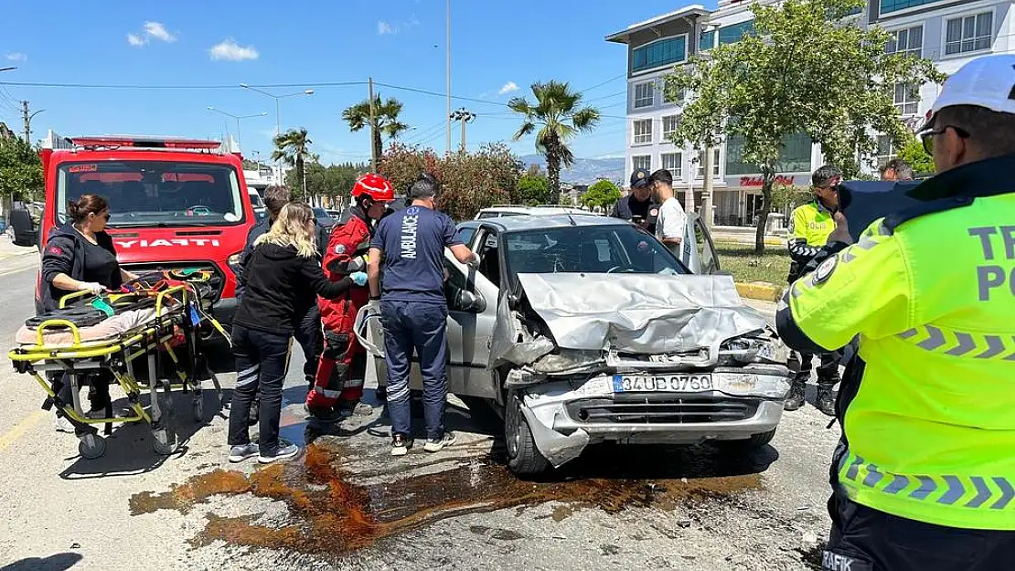 Milas’ta, kırmızı ışıkta bekleyen araca arkadan çarptı: 2 yaralı