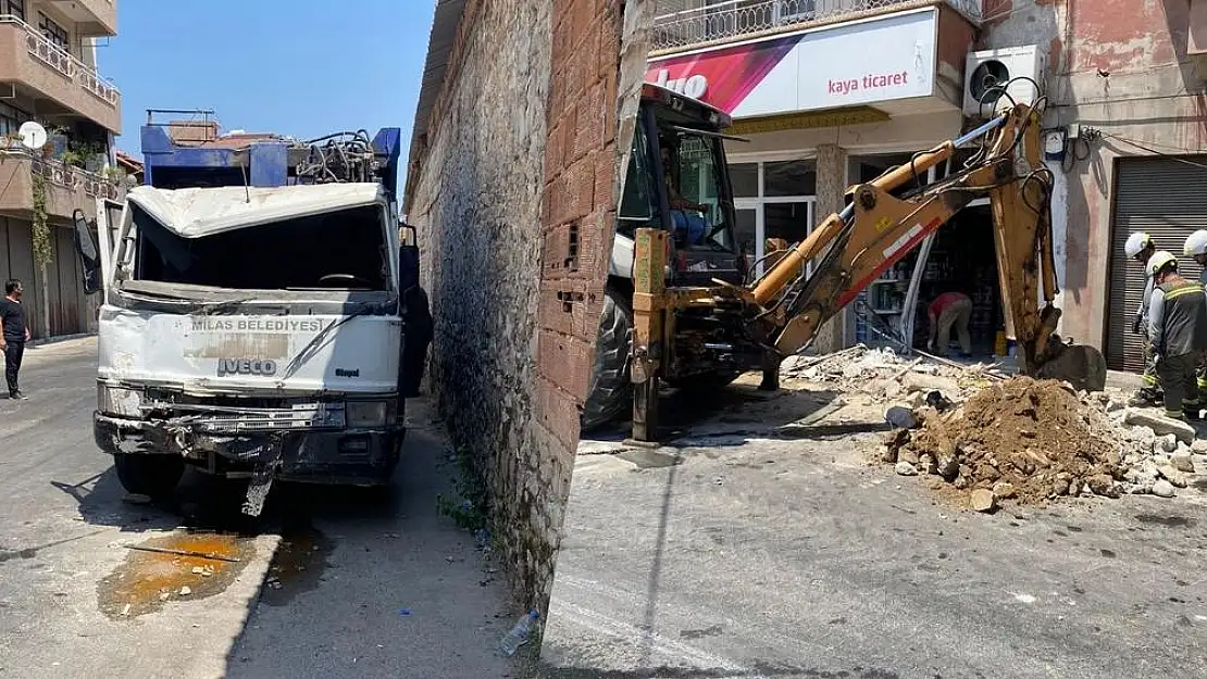 Milas'ta Kontrolden Çıkan Geri Dönüşüm Kamyonu Dükkana Girdi