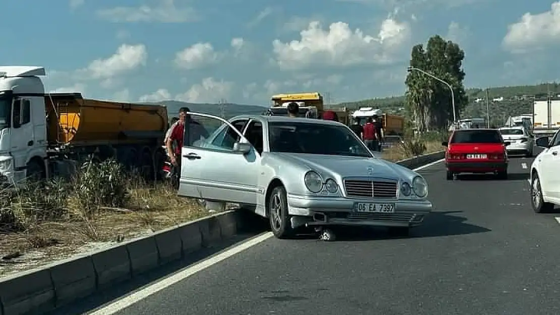 Milas’ta Kontrolden Çıkan Otomobil Refüje Çarptı, Sürücü Yaralandı