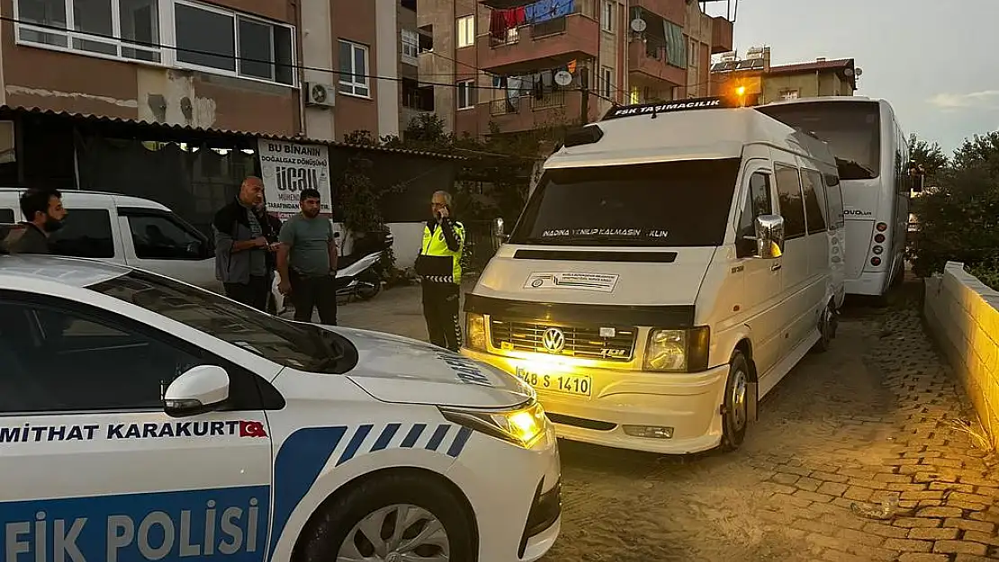 Milas’ta Korku Dolu Anlar: Polis Memuru, Kontrol Sırasında Kaçan Minibüsün Üzerinde Sürüklendi