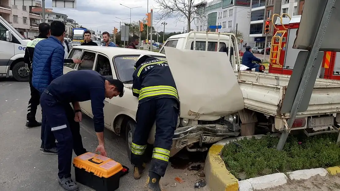 Milas’ta Maddi Hasarlı Kaza: Yaralanma Yok, İtfaiye Tedbir Amaçlı Olay Yerinde