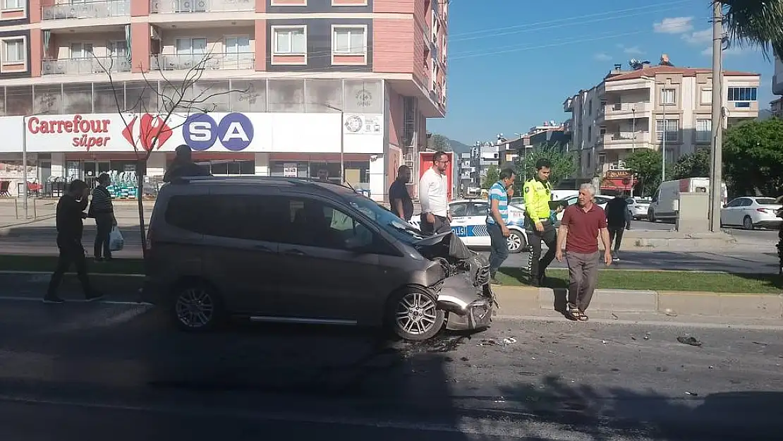 Milas’ta Minibüse Arkadan Çarpan Hafif Ticari Araçta Bulunan 1 Kişi Yaralandı