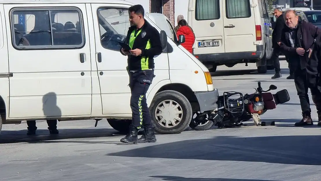 Milas’ta Motosiklet ve Minibüs Çarpıştı: Yaralı Sürücü Hastaneye Kaldırıldı