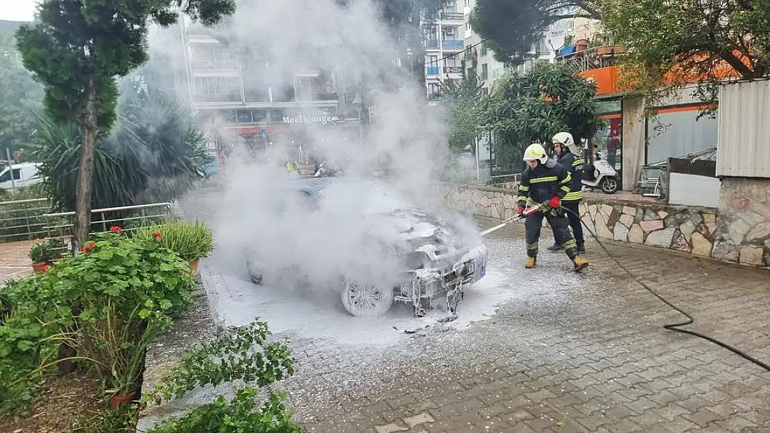 Milas’ta Otomobil Alev Topuna Döndü: İtfaiyenin Hızlı Müdahalesi Faciayı Önledi