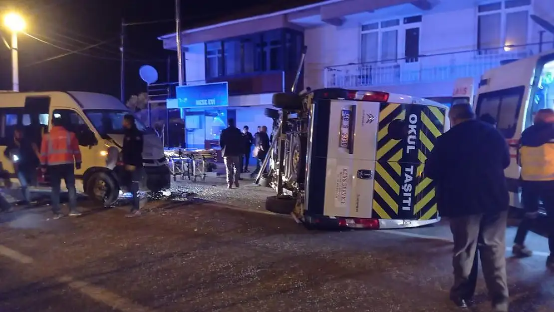 Milas’ta Personel Taşıyan Minibüsler Çarpıştı: 29 Kişi Yaralandı