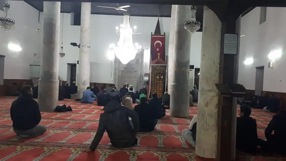 “Milas’ta Ramazan Coşkusu: İlk Teravih Namazıyla Manevi Atmosfer Başladı”