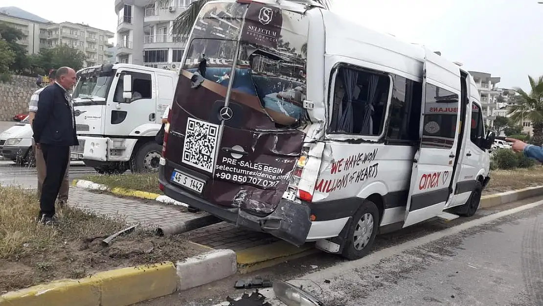 Milas’ta Servis Aracı ve Otobüs Kaza Yaptı: 3 Kişi Yaralandı