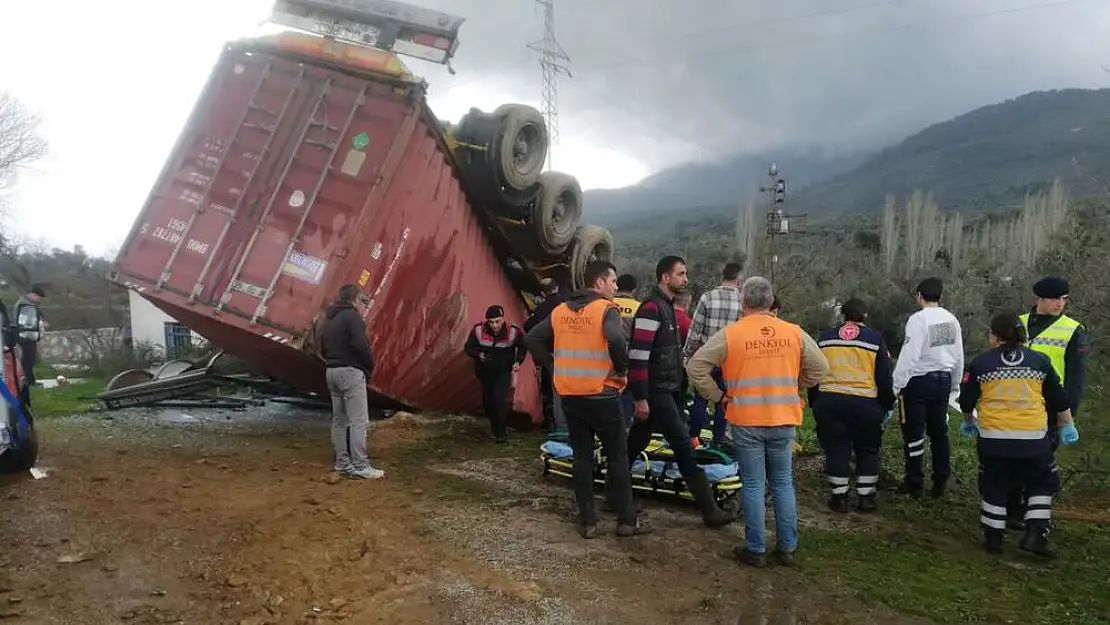 Milas’ta TIR Kayganlaşan yolda devrildi sürücüsü yaralandı