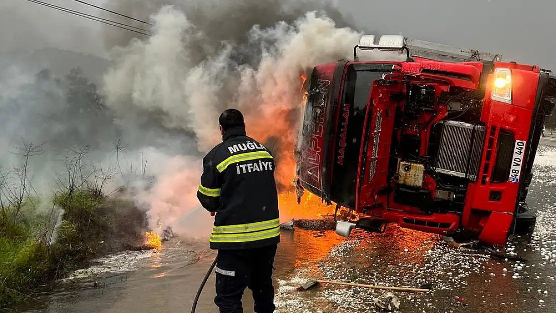 Milas’ta TIR Otomobilin Üzerine Devrildi: 3 Yaralı