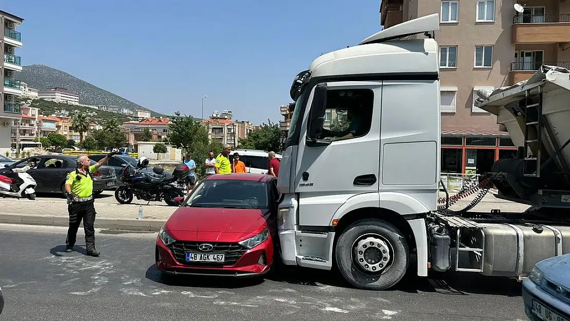 Milas’ta Tır ve Otomobilin Korkutan Çarpışması: 2 Yaralı