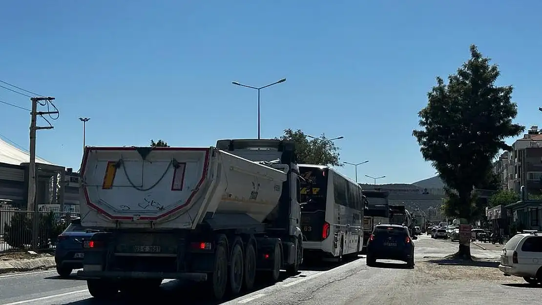 Milas’ta Yol Çalışması Sebebiyle Trafik Kilitlendi