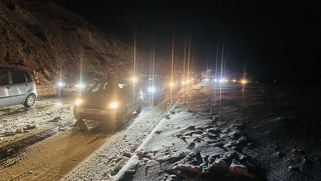 Milas’tan Beypınar’ına Kar görmeye giden binlerce araç mahsur kaldı