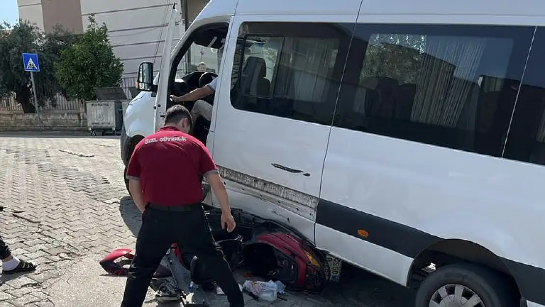 Minibüsle Motosiklet Çarpıştı: Motosiklet Sürücüsü Hafif Yaralandı