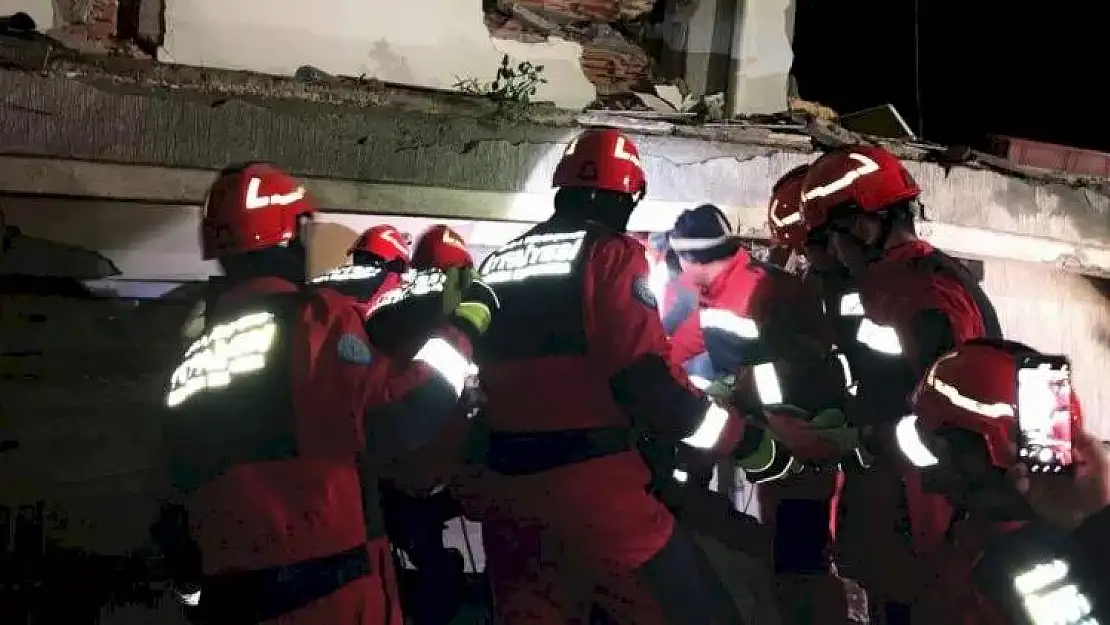 Muğla’dan Giden Ekipler 15 Kişiyi Enkaz Altından Sağ Çıkardılar