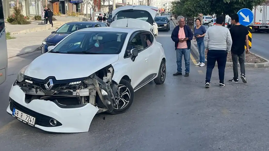 Mumcularda korkutan kaza: Motosiklet sürücüsü 2 araca  birden çarparak yaralandı