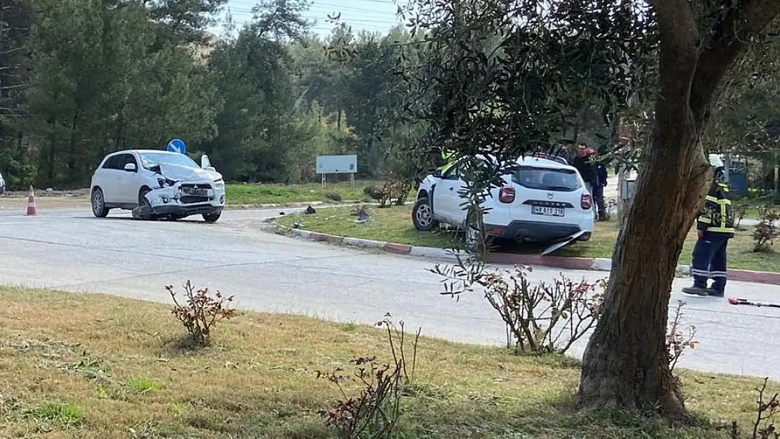 Ören Milas Karayolunda İki Otomobil Kafa Kafaya Çarpıştı