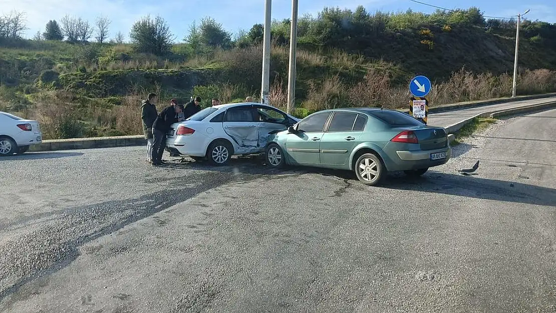 Sabah Saatlerinde Milas’ta 2 Otomobil Çarpıştı