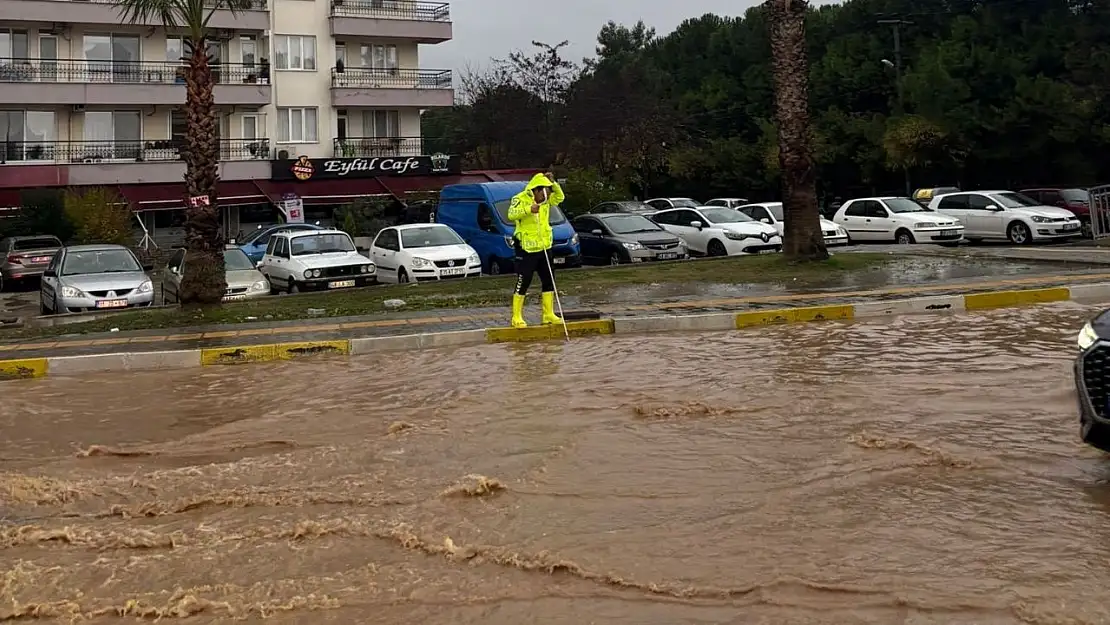 Sağanak Yağış Milas'ı Vurdu: Caddeler Göle Döndü