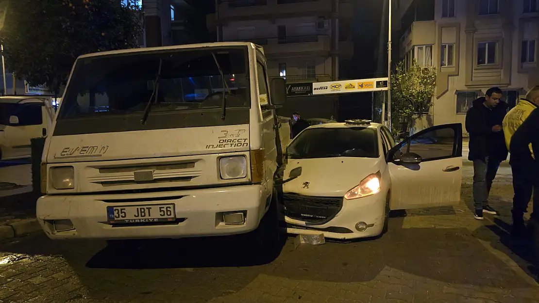 Milas Sanayi Caddesi'nde Kaza: Otomobil Kamyonetin Altına Sıkıştı, 1 Kişi Yaralandı