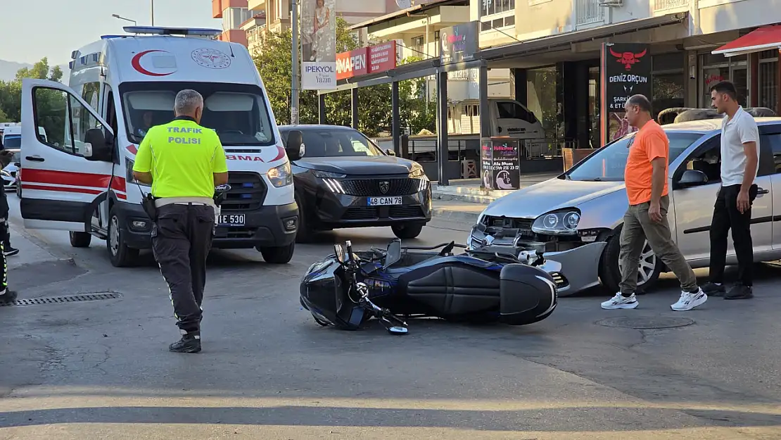 Sanayi Caddesi'nde Motosiklet ve Otomobil Çarpıştı 1 Kişi Yaralandı