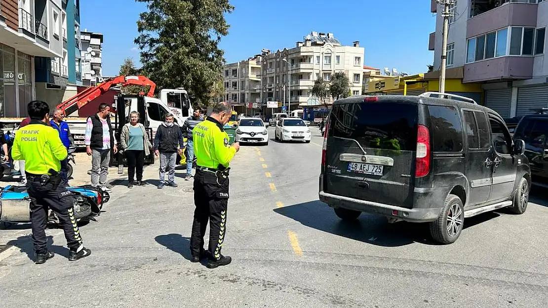 Sanayi Caddesi’nde kamyonet Motosiklete çarptı, motosiklet sürücüsü yaralandı