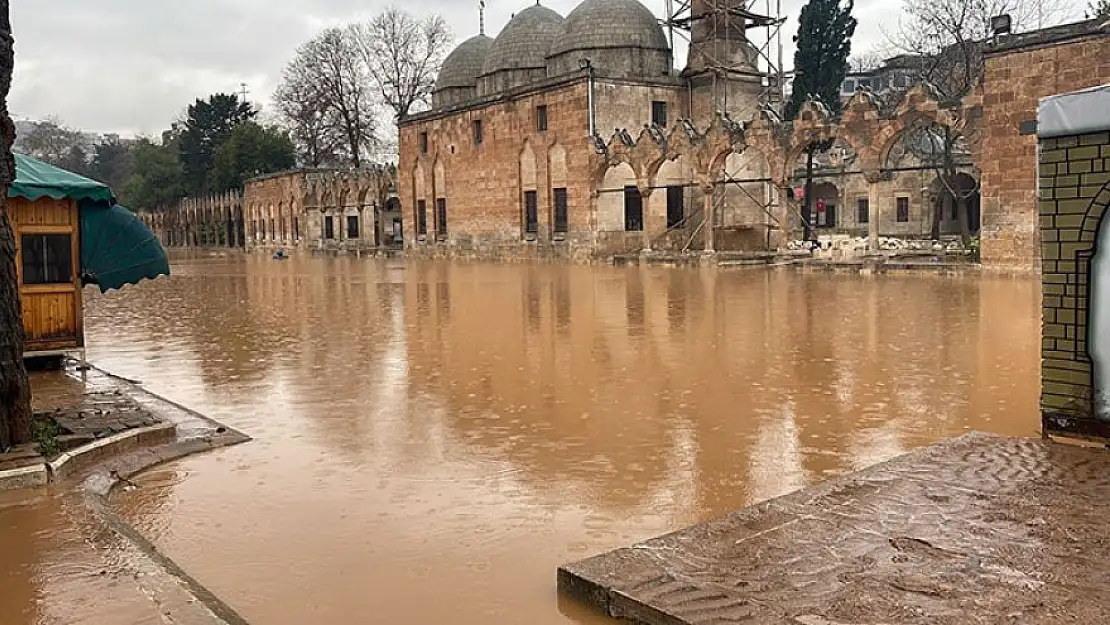 Şanlıurfa’da sel Balıklıgöl’ü de vurdu