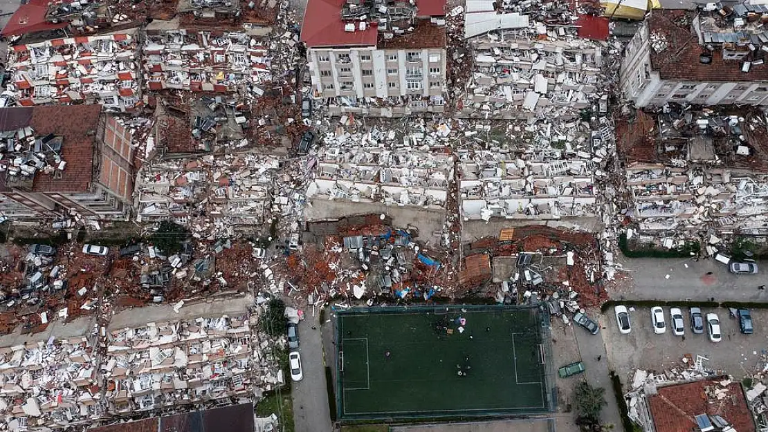 Türkiye’yi sarsan depremin üzerinden iki hafta geçti