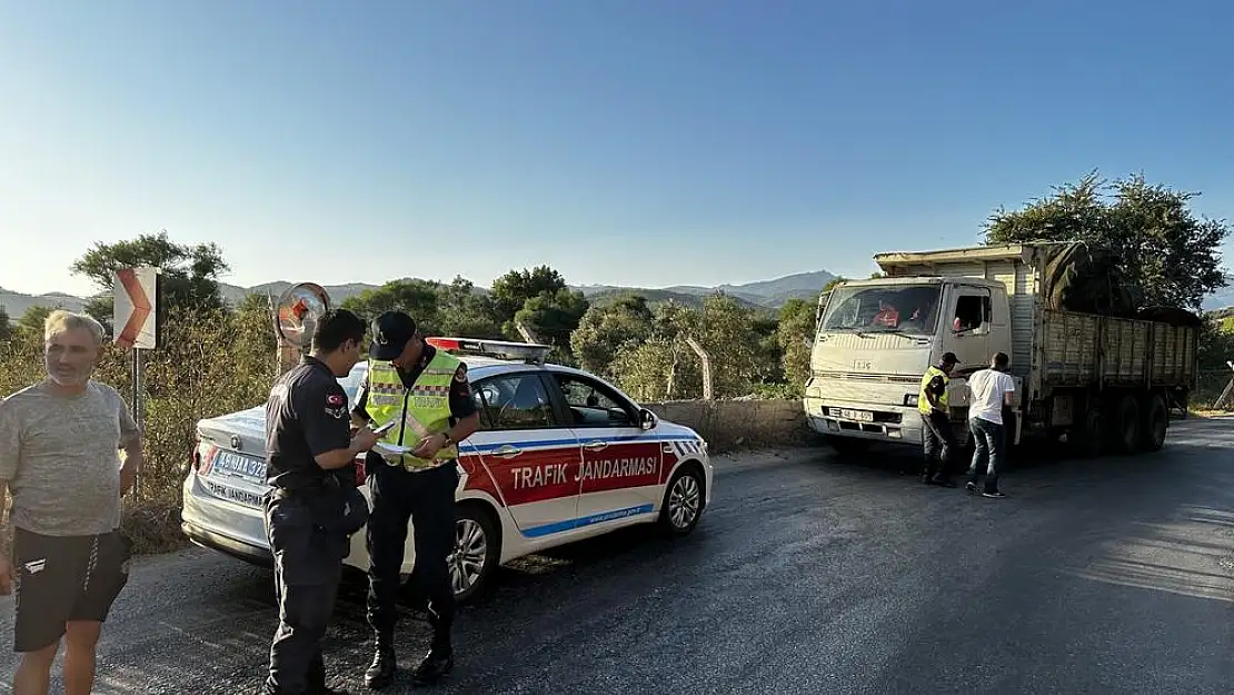 Virajı Alamayan Motosiklet Kamyona Çarptı: 1'i Ağır 2 Yaralı