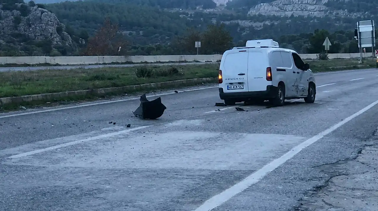 Milas'ta Sabah Saatlerinde İki Araç Çarpıştı: Takla Atan Araç Kanala Uçtu, 1 Yaralı