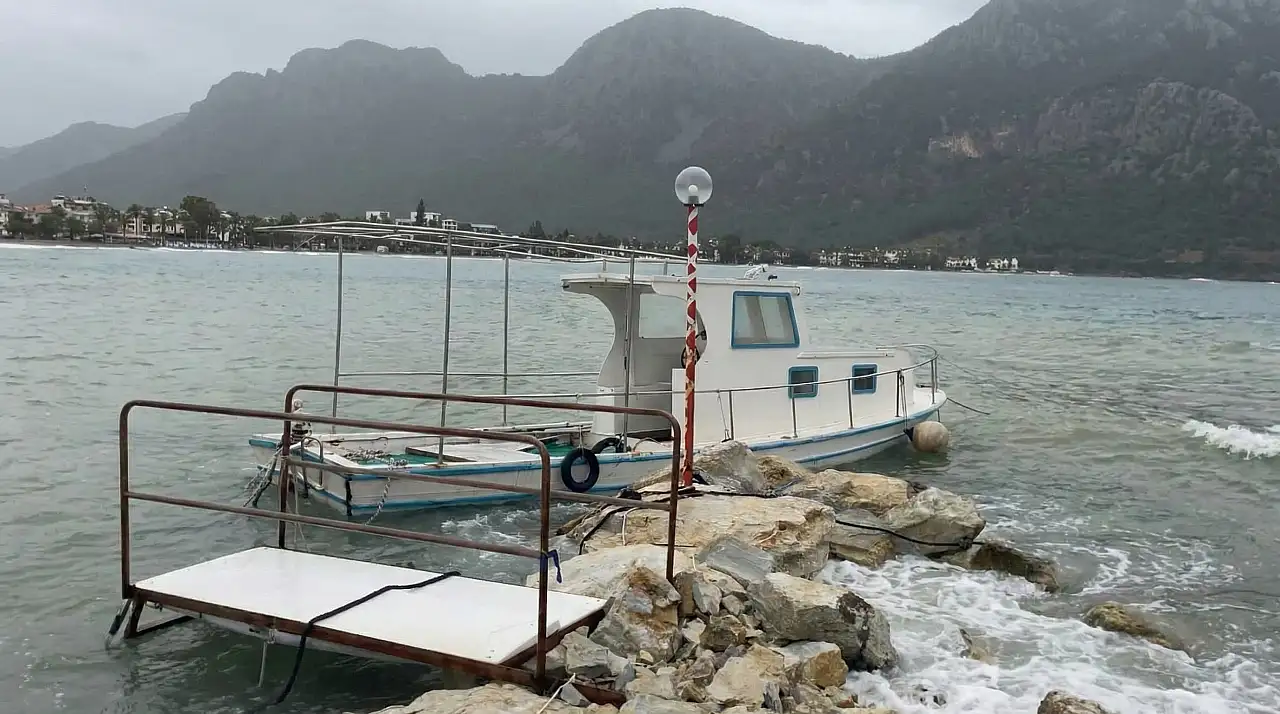 Ören'de Fırtına Kabusu: Ekmek Tekneleri Saniyeler İçinde Sulara Gömüldü