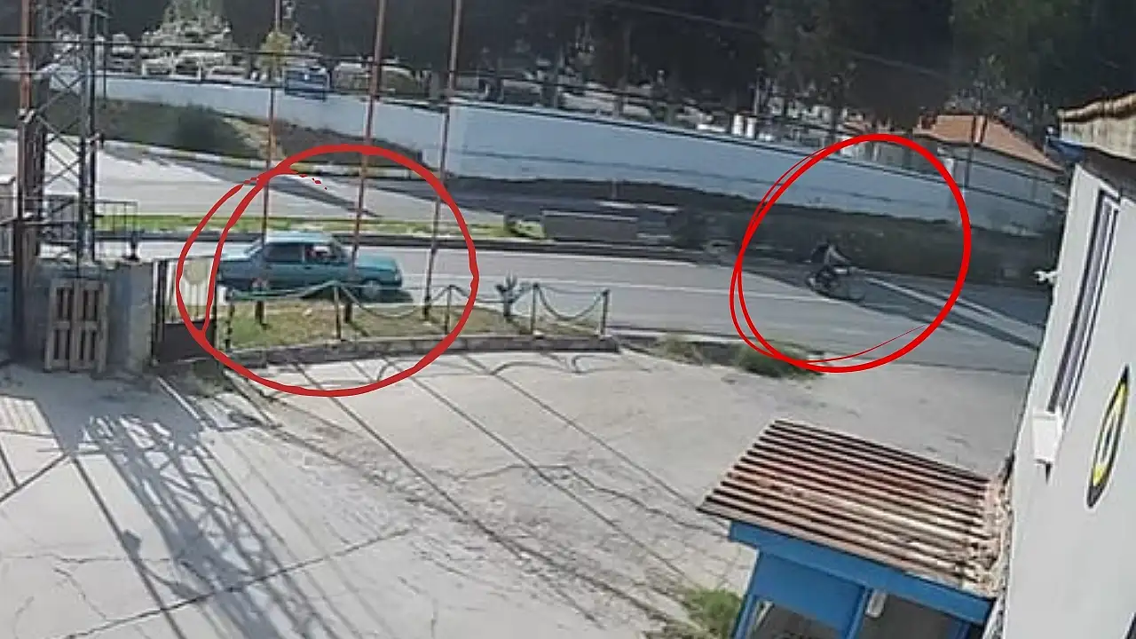 Milas'ta Orta Refüjden Karşıya Geçmek İsteyen Motosiklet Otomobille Çarpıştı 1 Kişi Yaralandı