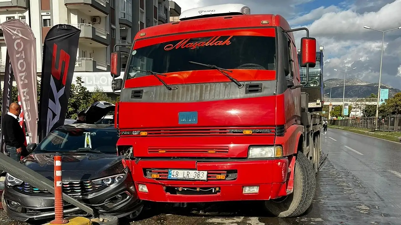 Milas'ta kamyon park halindeki otomobile çarptı: 1 yaralı