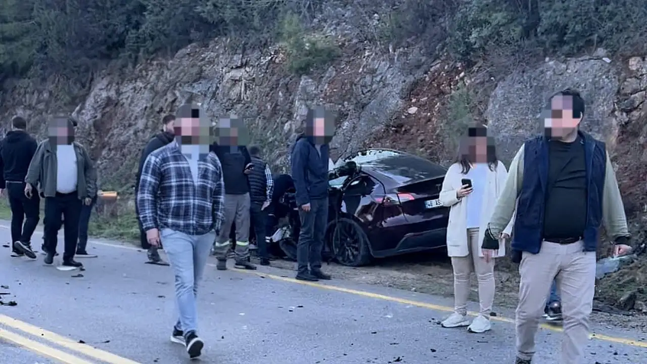 Bodrum Torba Yolunda Korkunç Kaza: Tesla ile Tır Kafa Kafaya Çarpıştı