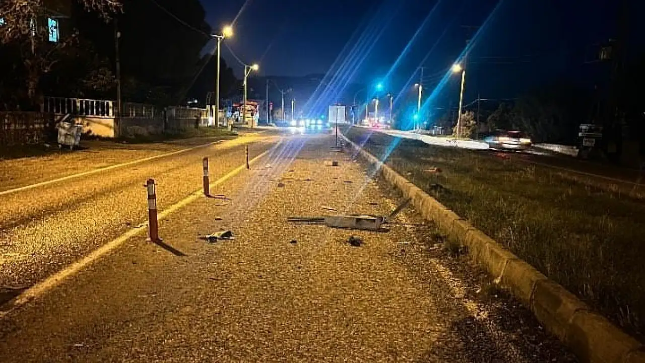 Milas'ta Korkutan Kaza: Tabelalara Çarpıp Şarampole Savruldu