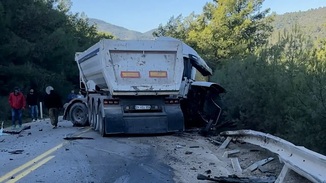 Bodrum Torba Yolunda Korkunç Kaza: Tesla ile Tır Kafa Kafaya Çarpıştı