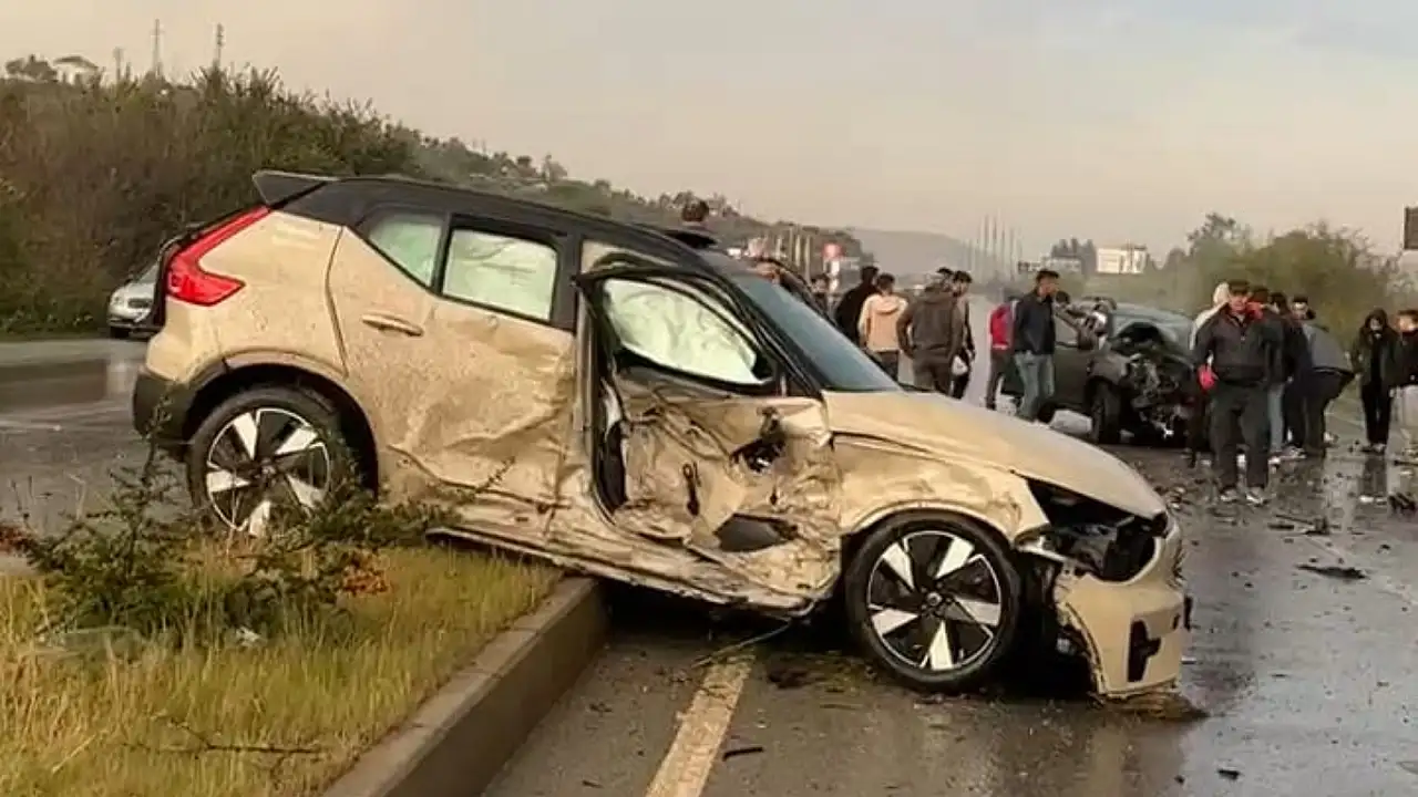 Milas'ta karşı şeride geçen araç faciaya neden oldu 1'i ağır 2 yaralı