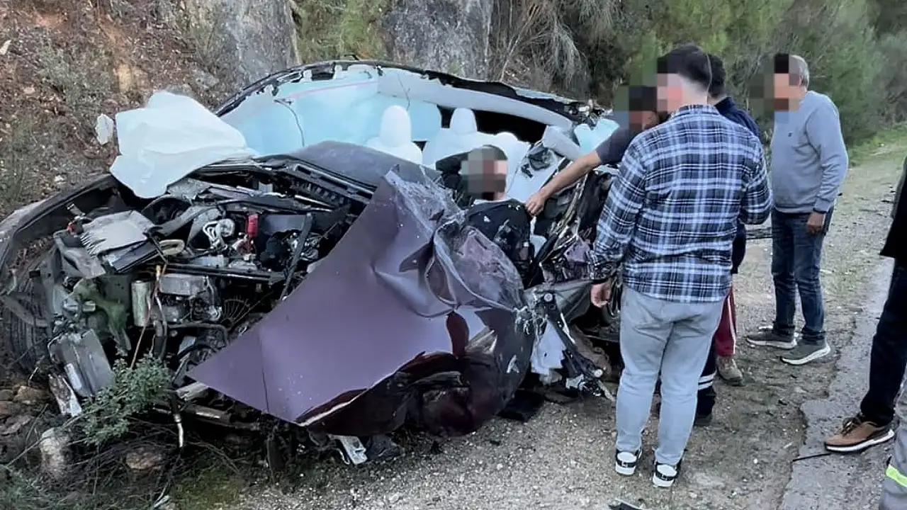 Bodrum Torba Yolunda Korkunç Kaza: Tesla ile Tır Kafa Kafaya Çarpıştı
