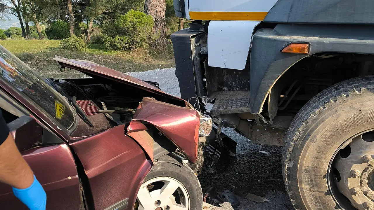 Milas'ta Beton Mikserine Çarpan Otomobilde 4 Kişi Yaralandı