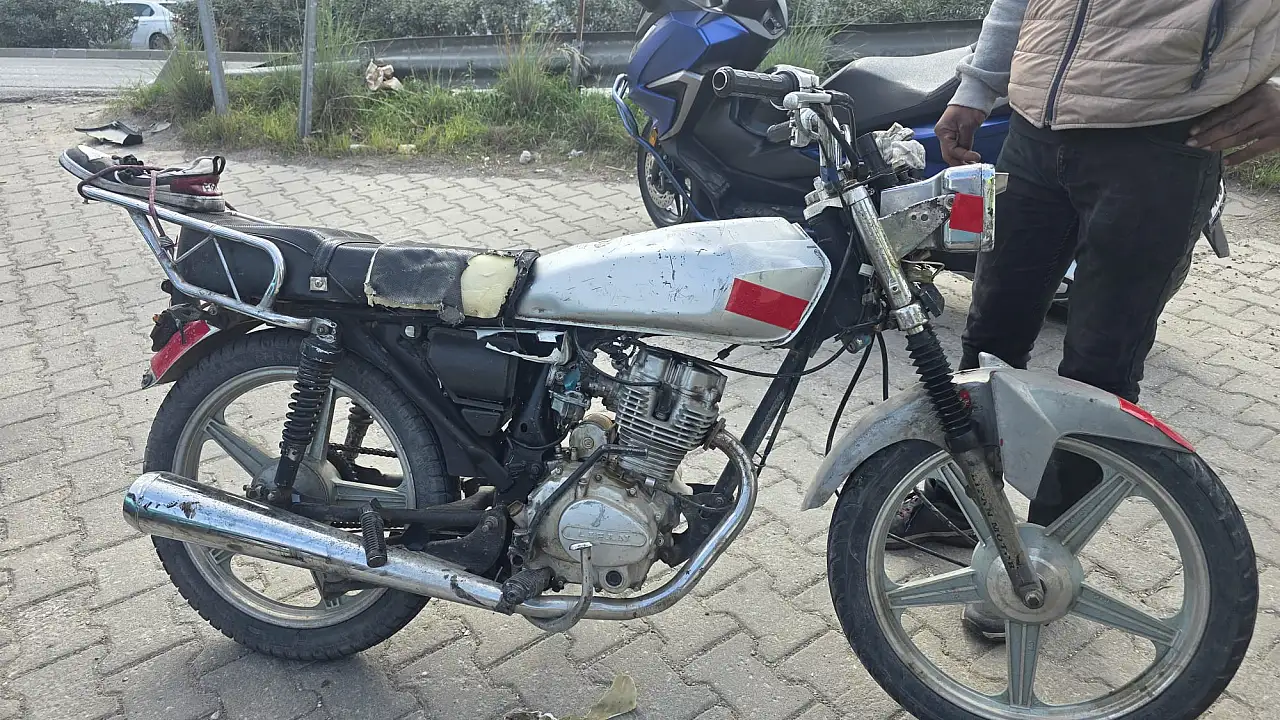 Milas'ta Orta Refüjden Karşıya Geçmek İsteyen Motosiklet Otomobille Çarpıştı 1 Kişi Yaralandı