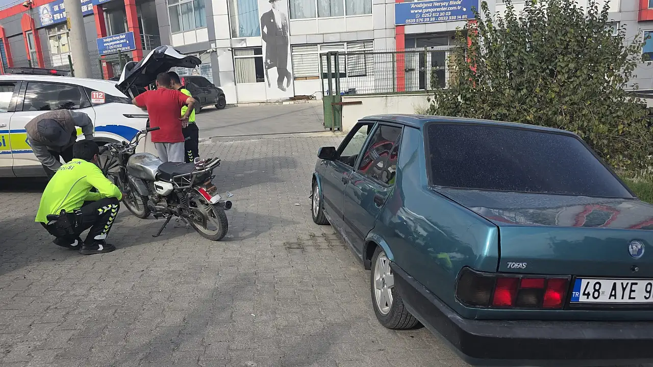 Milas'ta Orta Refüjden Karşıya Geçmek İsteyen Motosiklet Otomobille Çarpıştı 1 Kişi Yaralandı