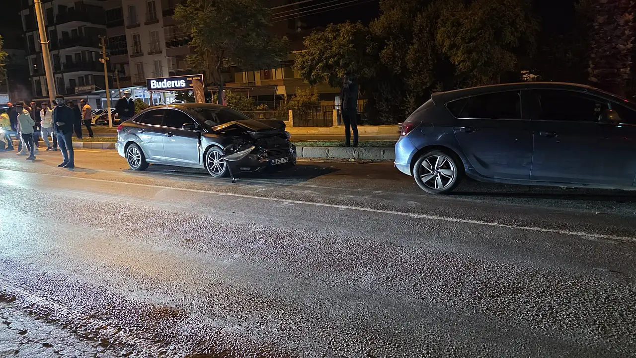 Milas'ta Trafik Işıkları Karışınca Üç Araç Birbirine Girdi 1 Kişi Yaralandı