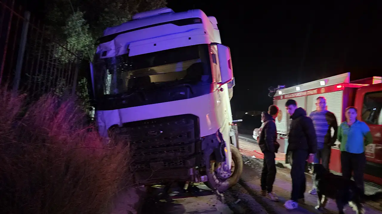 Milas Söke yolunda tır şarampole sürüklendi: Sürücü yaralandı