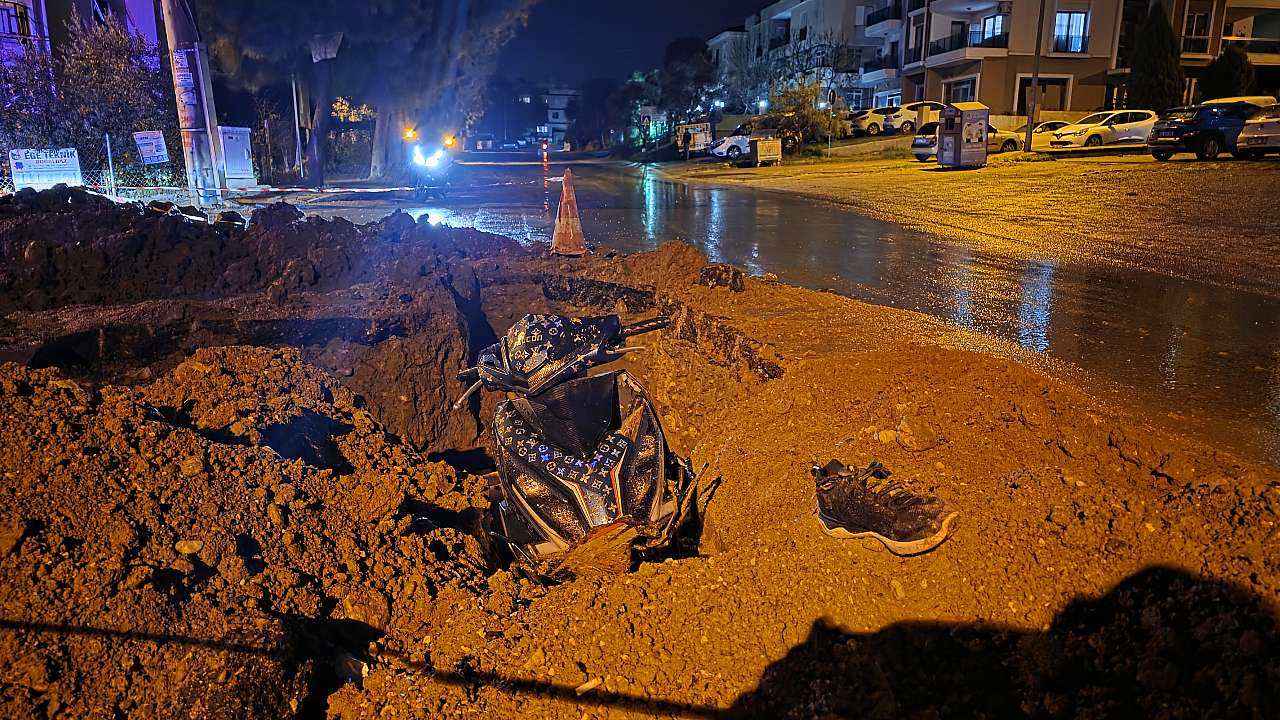 Milas'ın Orta Yerinde Köstebek Yuvası Gibi Bırakılan Yolda Feci Kaza