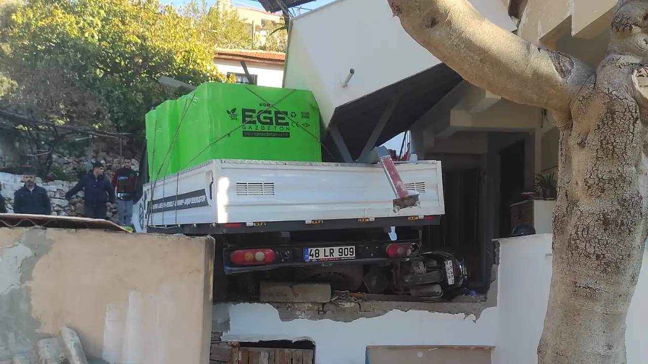 Milas'ta park halindeki kamyonet yokuş aşağı kaydı: Balkon yıkıldı, 2 motosiklet ve 1 bisiklet zarar gördü