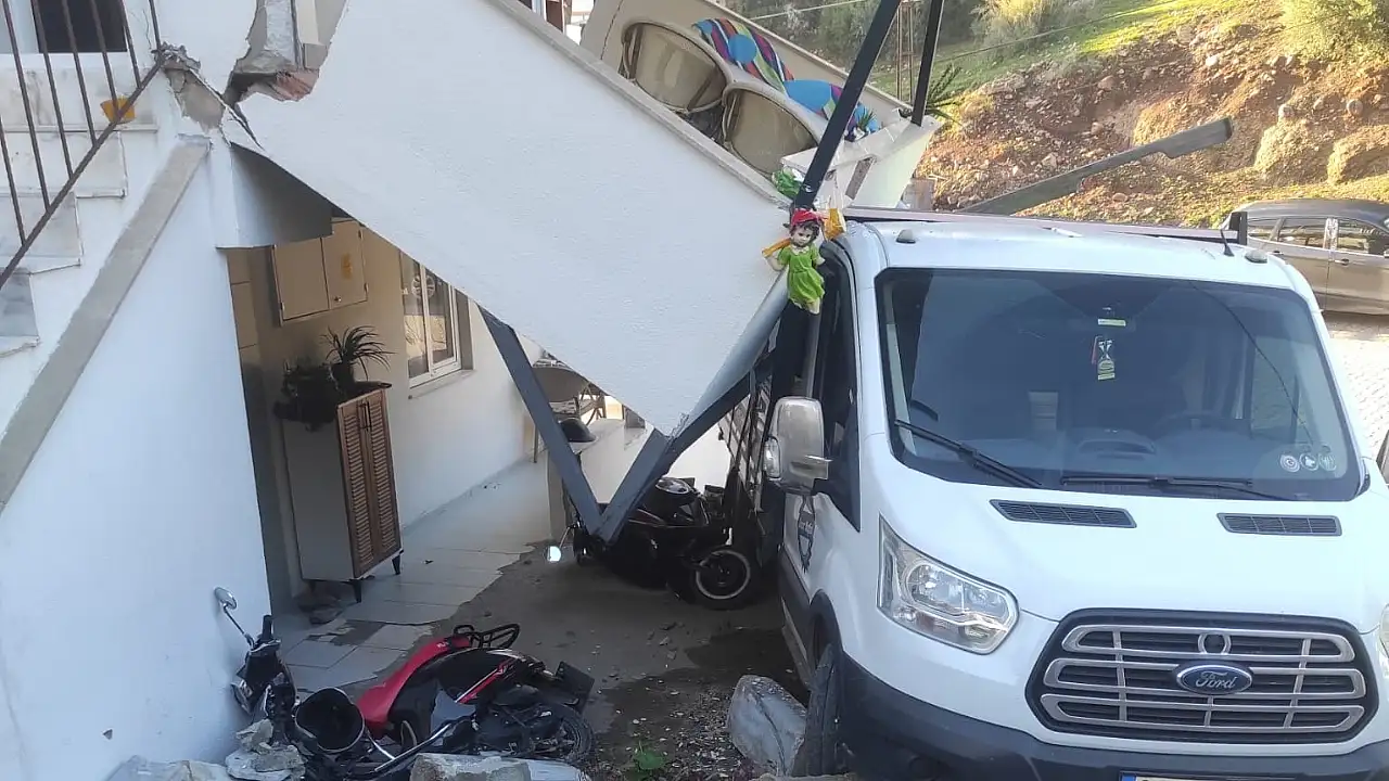 Milas'ta park halindeki kamyonet yokuş aşağı kaydı: Balkon yıkıldı, 2 motosiklet ve 1 bisiklet zarar gördü